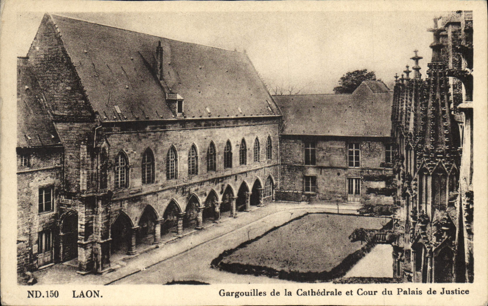 CPA Laon Gargouilles de la Cathedrale et Cour du Palais de Justice 