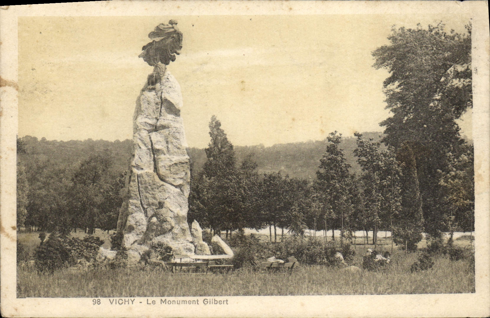 CPA Vichy Le Monument Gillbert 
