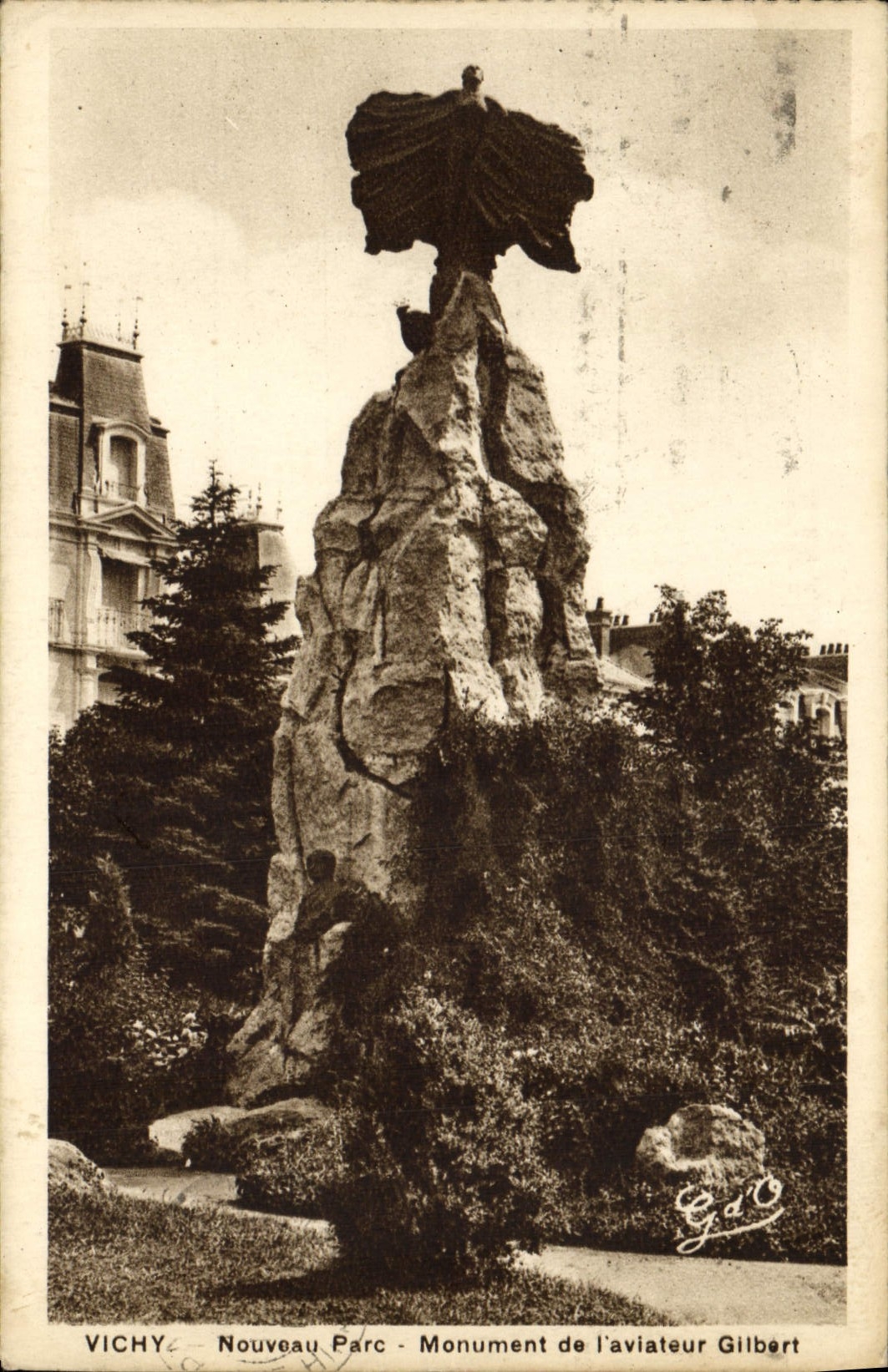 CPA Vichy Nouveau Parc Monument de l'aviateur Gilbert Aviation