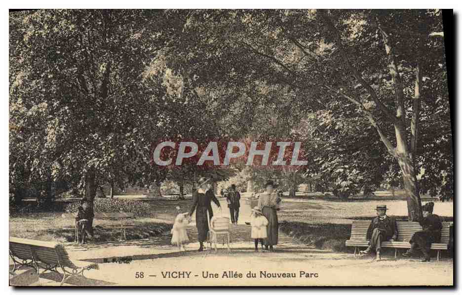CPA Vichy Une Allee du Nouveau Parc