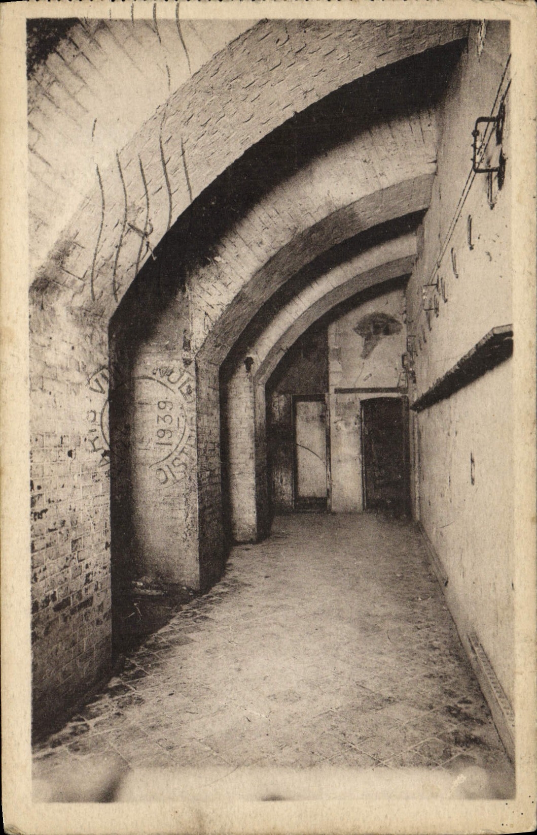Fort de Vaux — couloir souterrain — éditeur non visible