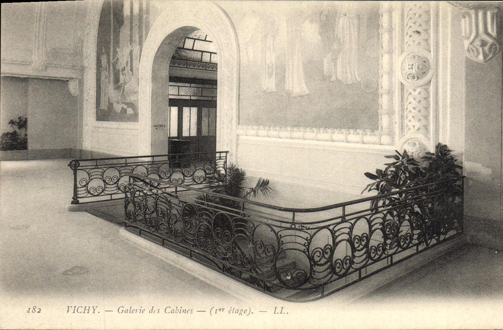 CPA Vichy Galerie des Cabines 