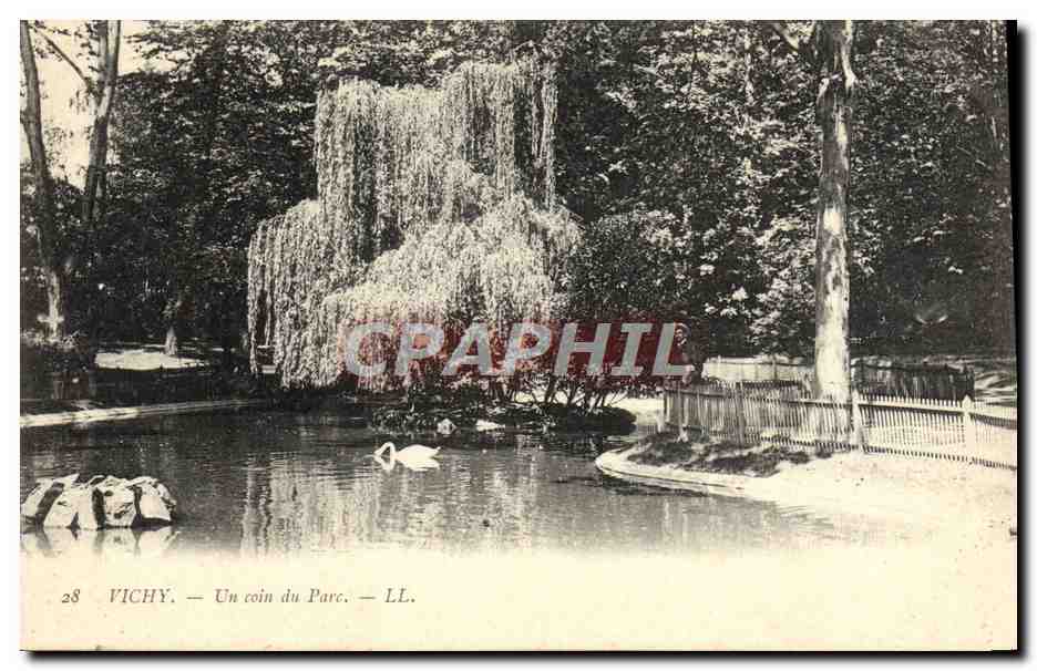 CPA Vichy Un coin du Parc 