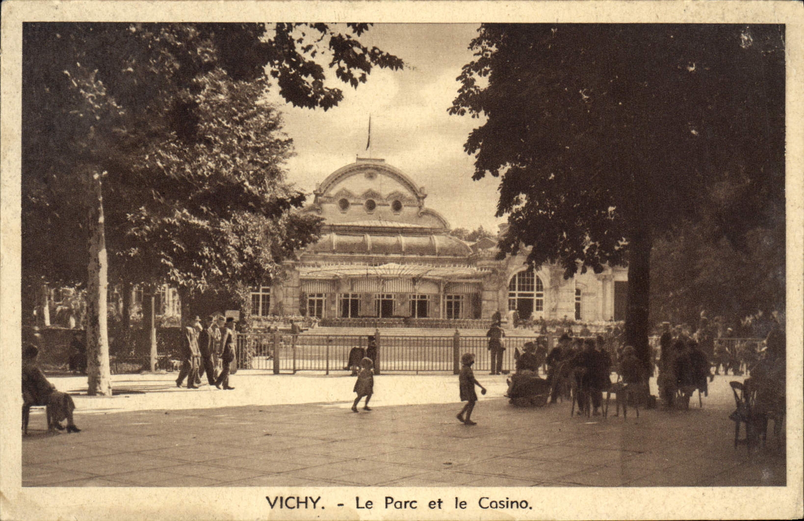 CPA Vichy Le Parc et le Casino