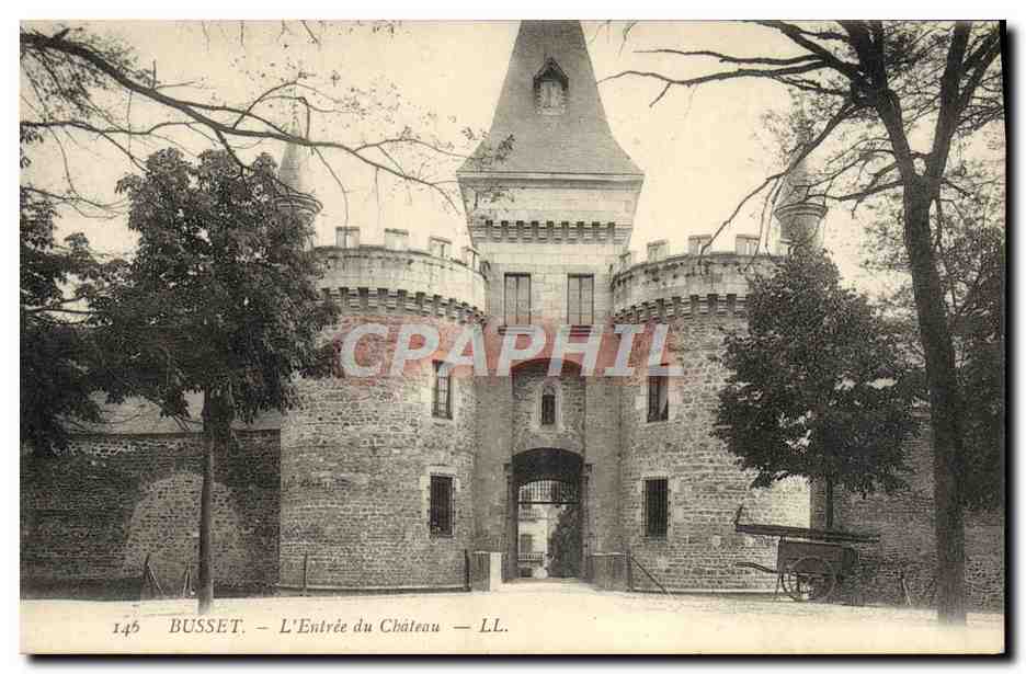 CPA Busset L'Entree du Chateau