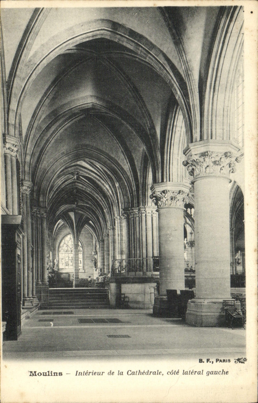 CPA Moulins Interieur de la Cathedrale cote lateral gauche 