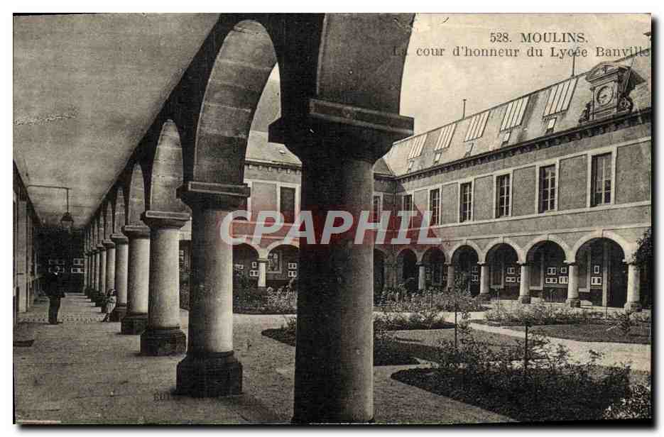 CPA Moulins Le cour d'honneur du Lycee Banville 