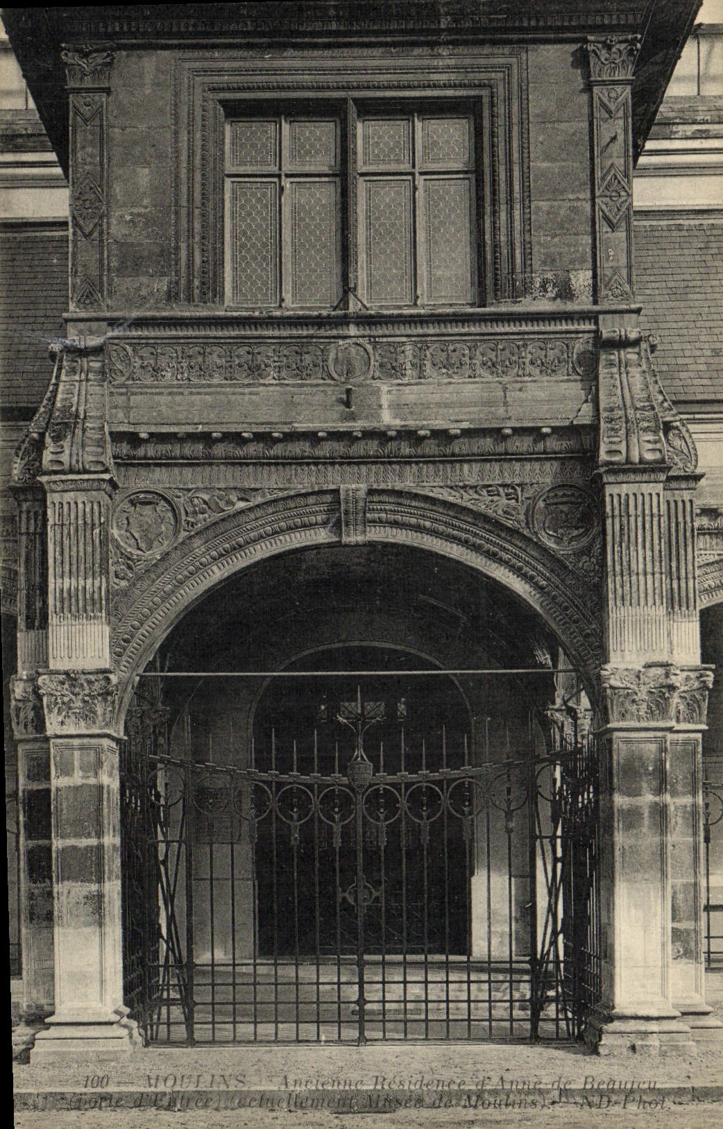 CPA Moulins Ancienne residence d'Anne de Beaujeu Porte d'entree