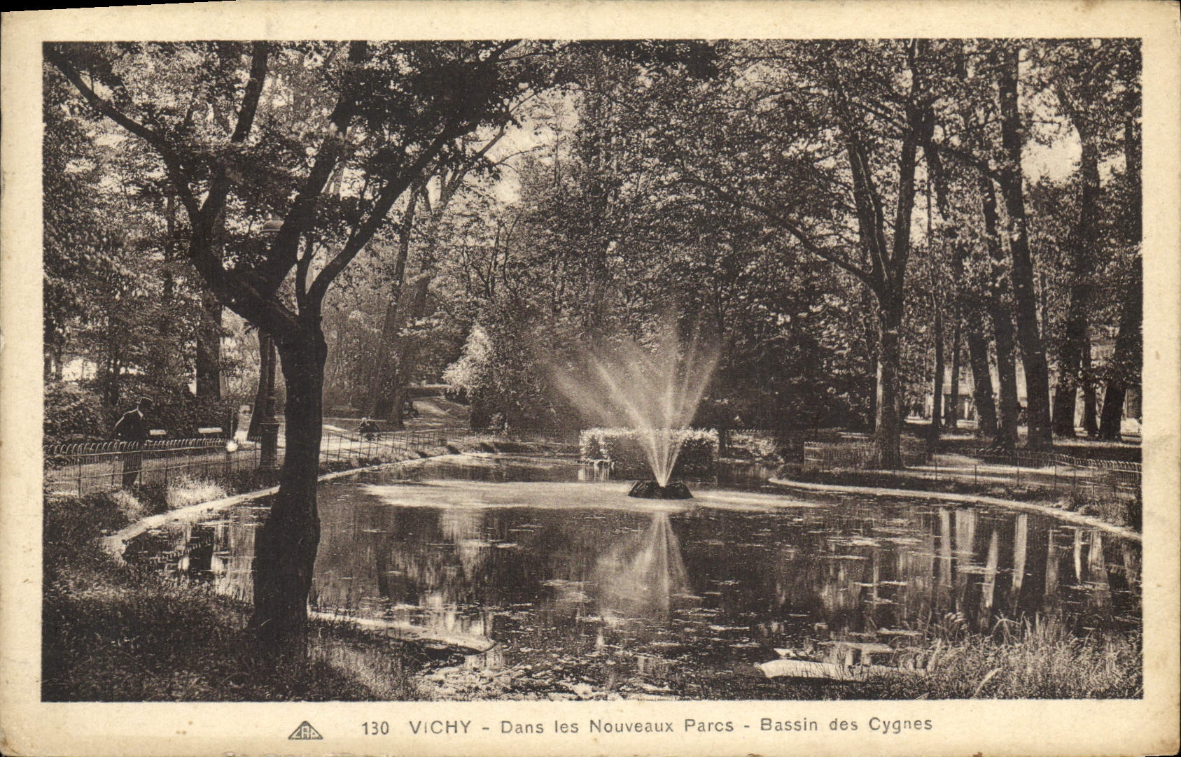 CPA Vichy Dans Les Nouveaux parcs bassin des cygnes