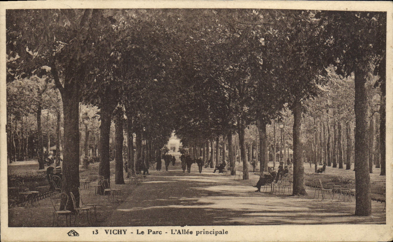 CPA Vichy Le Parc L'Allee Principale