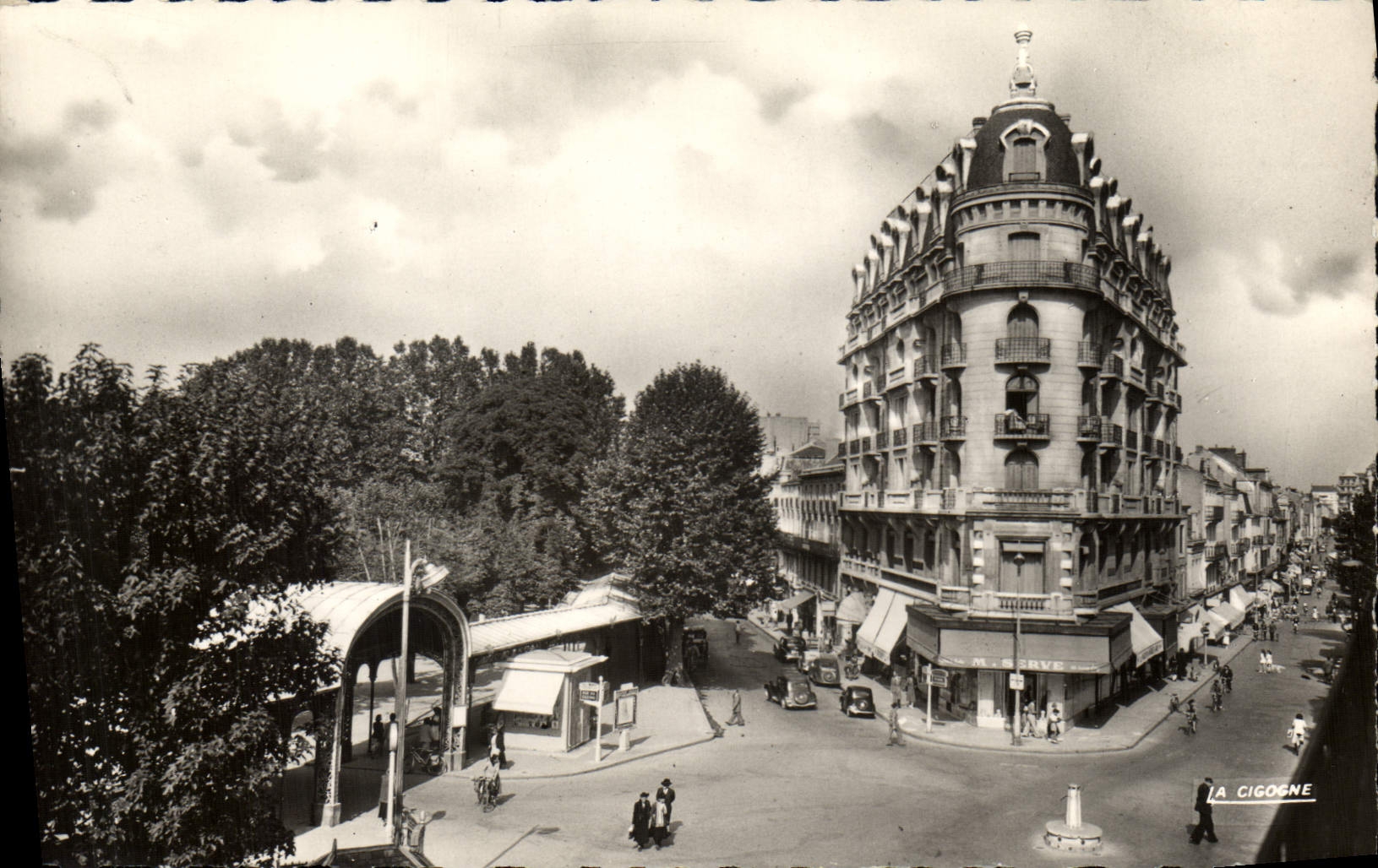 Vichy — Vue sur les rues Clemenceau et Président Wilson — Hôtel La Cigogne
