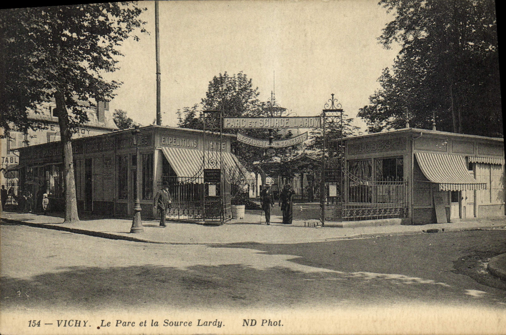 CPA Vichy Le Parc Et La Source Lardy
