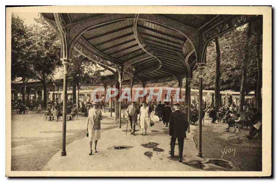 CPA La Douce France Vichy Les Allees Couvertes et les pergolas