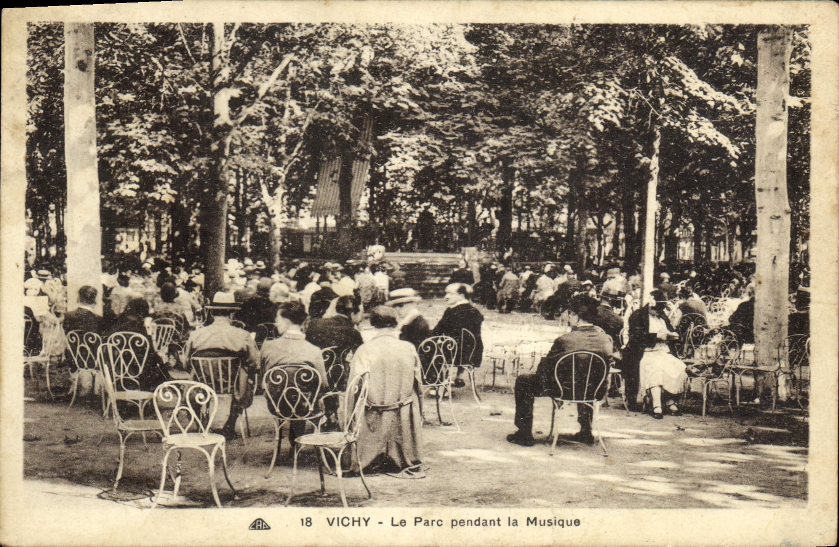 CPA Vichy Le Parc Pendant La Musique