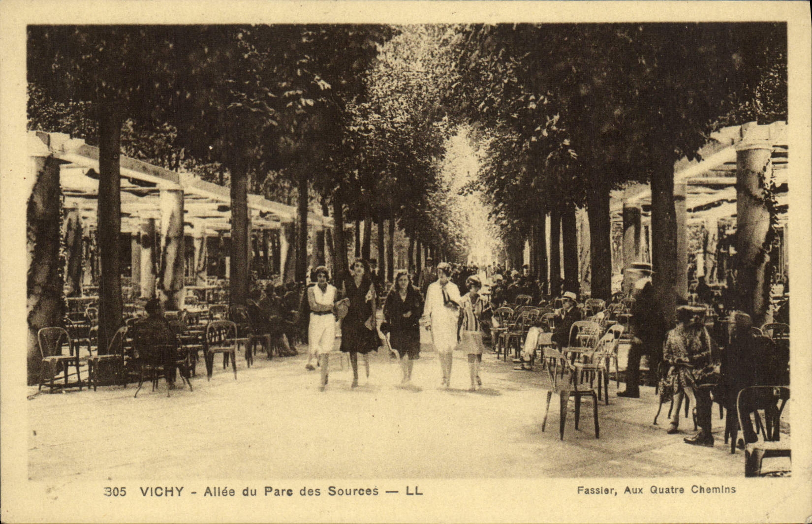 CPA Vichy Allee Du Parc Des Sources