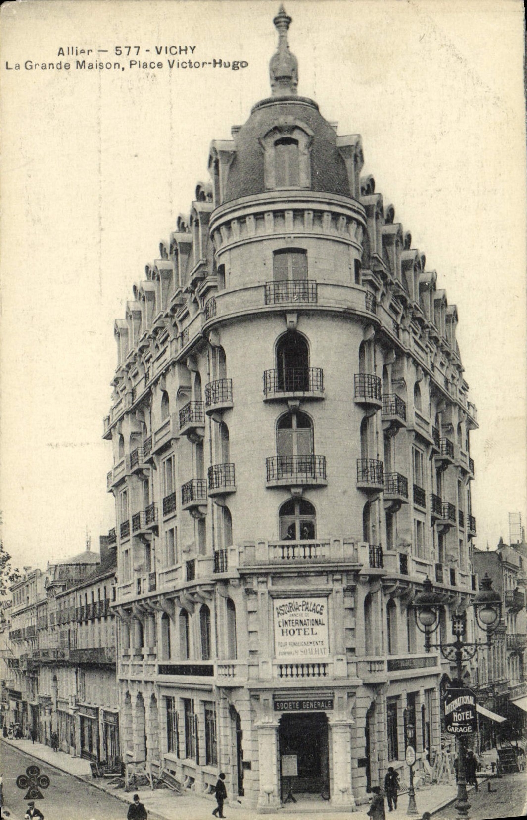 Vichy — La Grande Maison, Place Victor-Hugo — Allier, 577