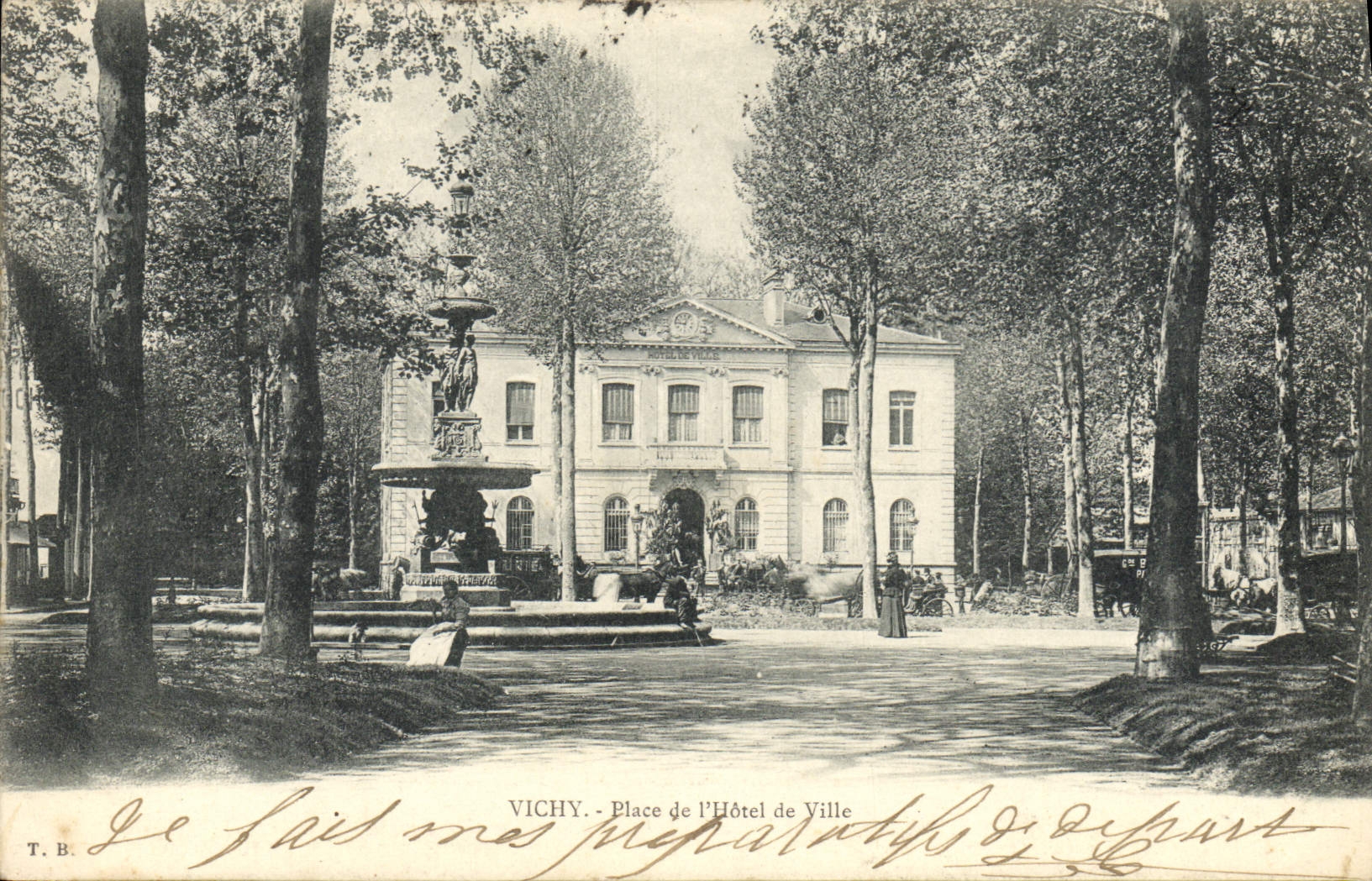 CPA Vichy Place De l'Hotel de Ville