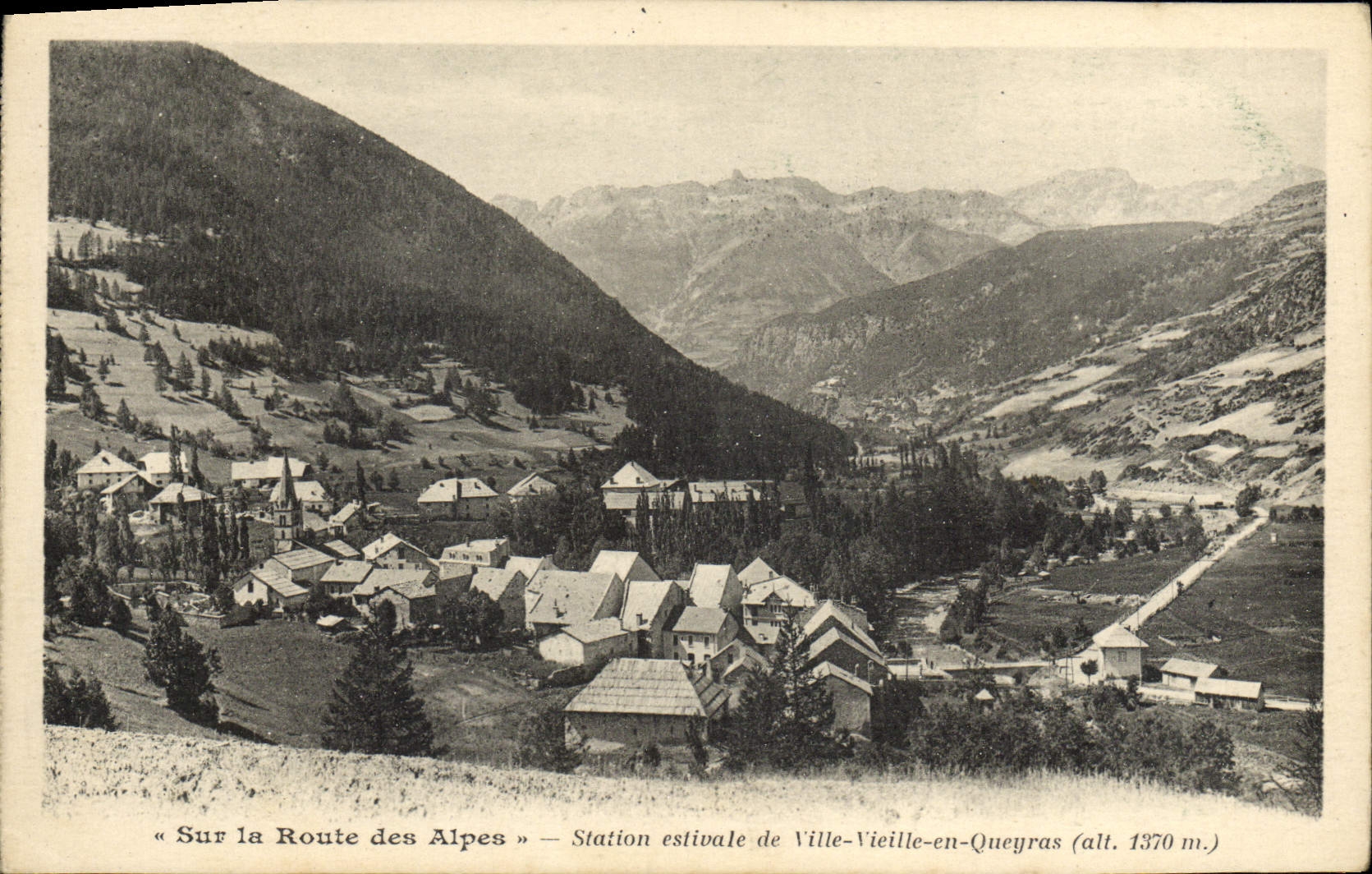 Sur la Route des Alpes — Station estivale de Ville-Vieille-en-Queyras (alt. 1370 m.)