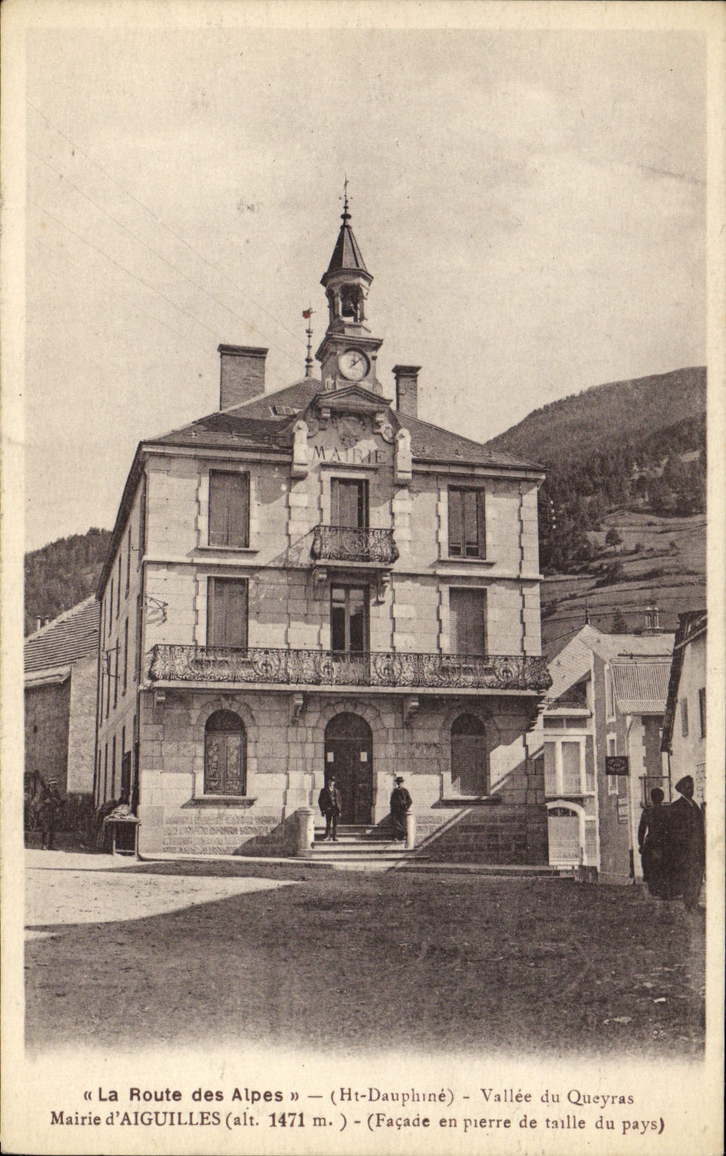 Mairie d'AIGUILLES — (Ht-Dauphiné) — Façade en pierre de taille du pays