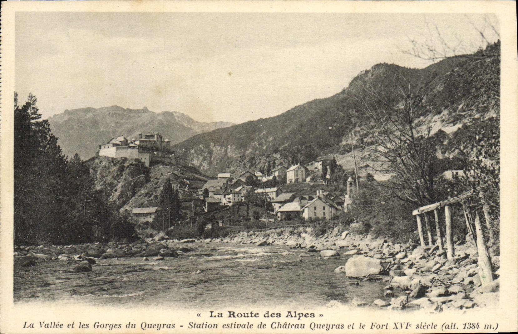 La Vallée et les Gorges du Queyras — Station estivale de Château Queyras et le Fort XVIe siècle (alt. 1384 m.) — La Route des Alpes