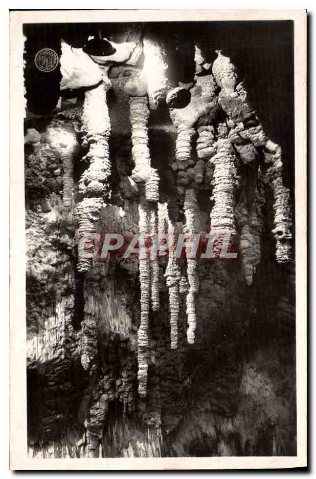 Aven d'Orgnac — Stalagmites déviées — partie ouest de la salle supérieure — Photo Albert Parret, Paul-Saint-Esprit (Gard) — n° 402