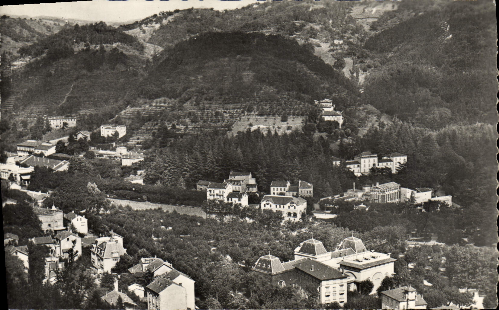 Valls-les-Bains — Vue générale sur le Casino et le Quartier des Sources — E. Paris