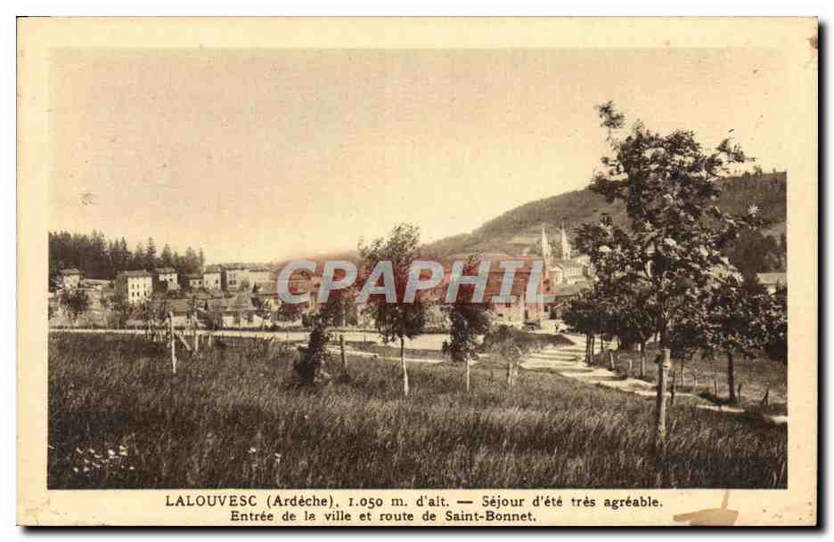 Lalouvesc (Ardèche), 1.050 m. d'alt. — Séjour d'été très agréable. Entrée de la ville et route de Saint-Bonnet