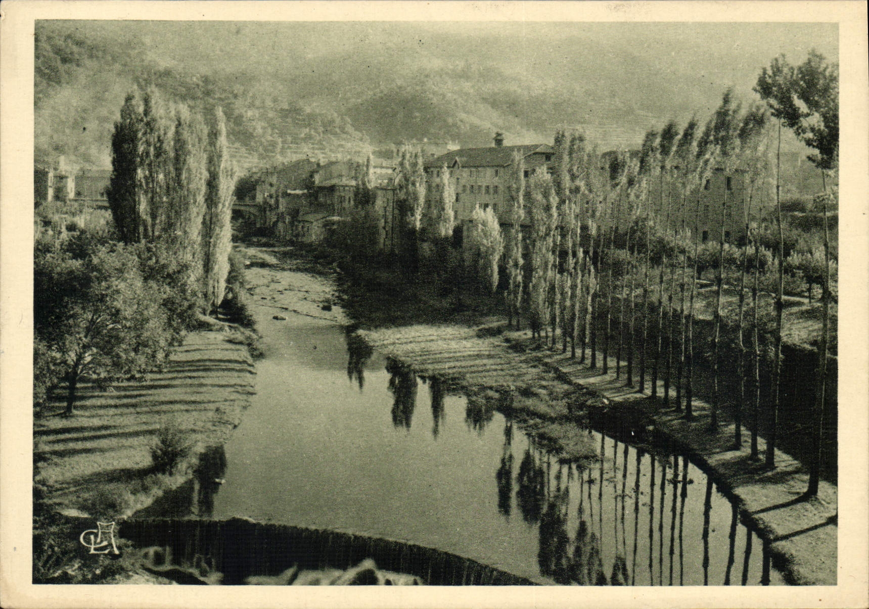 Le Cheylard — vue du village bordé par une rivière et des arbres — Édition G.-L. Arlaud, ARLAUD - REPR. Interdite