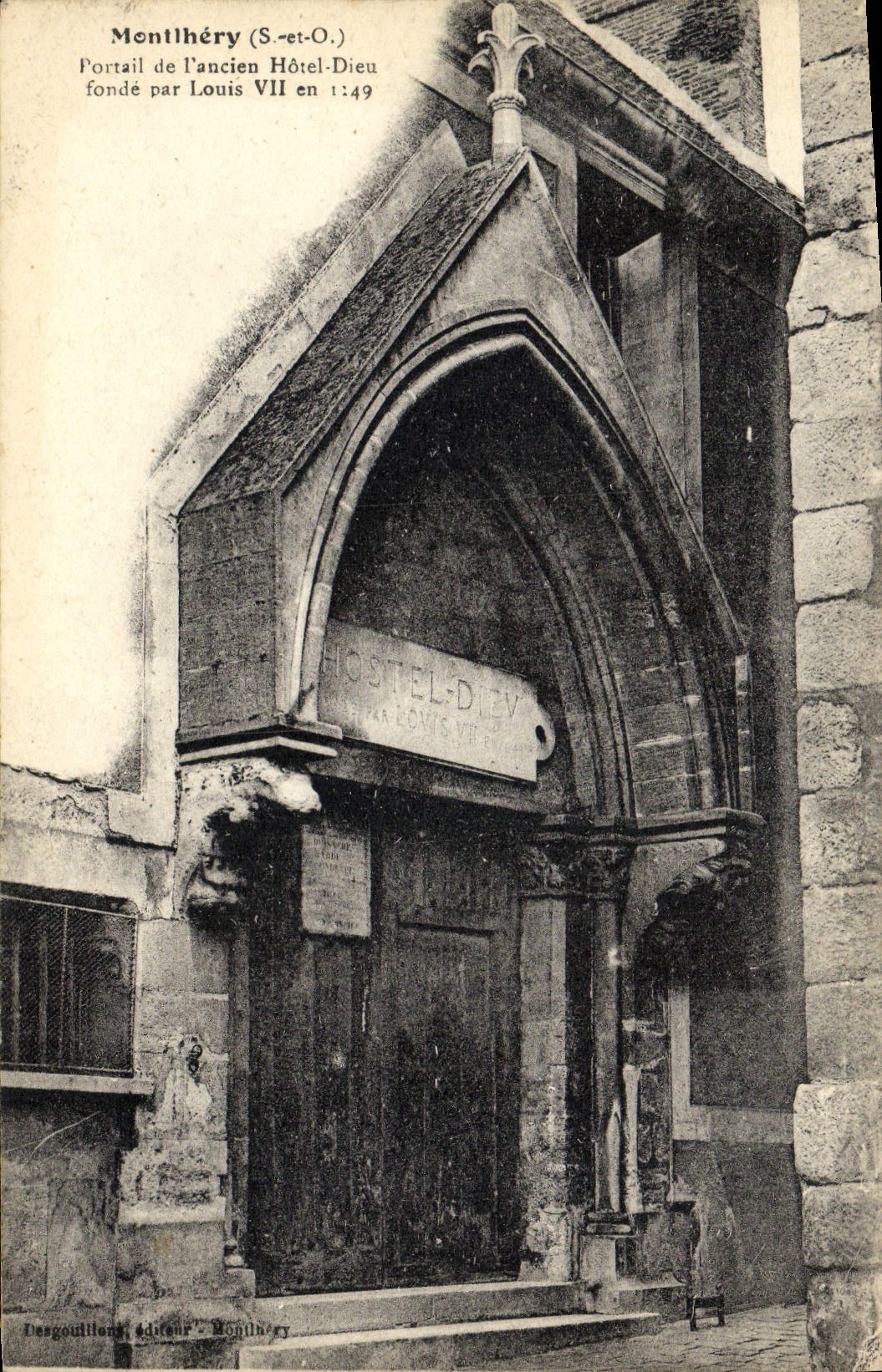 Montlhéry (S.-et-O.) — Portal of the old Hôtel-Dieu founded by Louis VII in 1149 — Desgoutillons, publisher Montlhéry