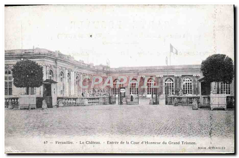 CPA Versailles Le Chateau entree de la Cour D'Honneur Du Grand Trianon