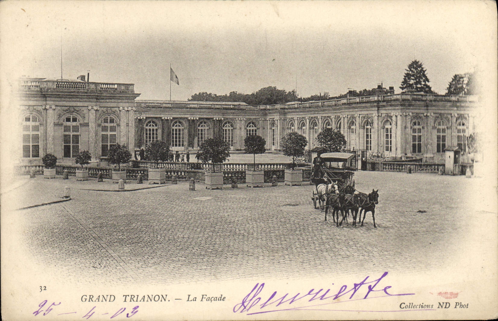 CPA Grand Trianon La Facade Caleches Chevaux
