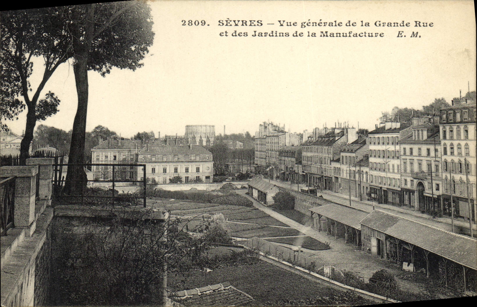 SÈVRES — Vue générale de la Grande Rue et des Jardins de la Manufacture — E.M.