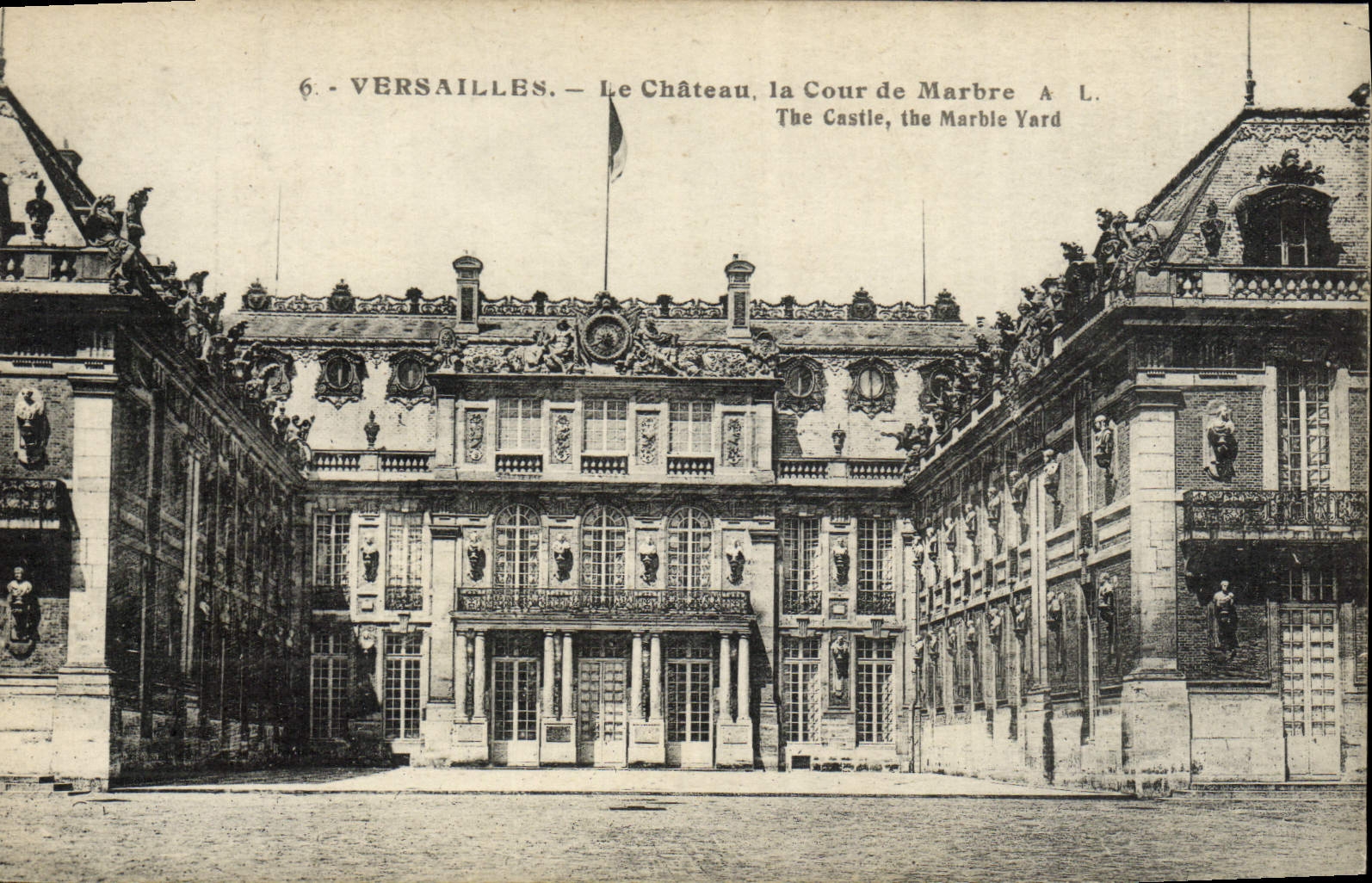 CPA Versailles Le Chateau la Cour de Marbre