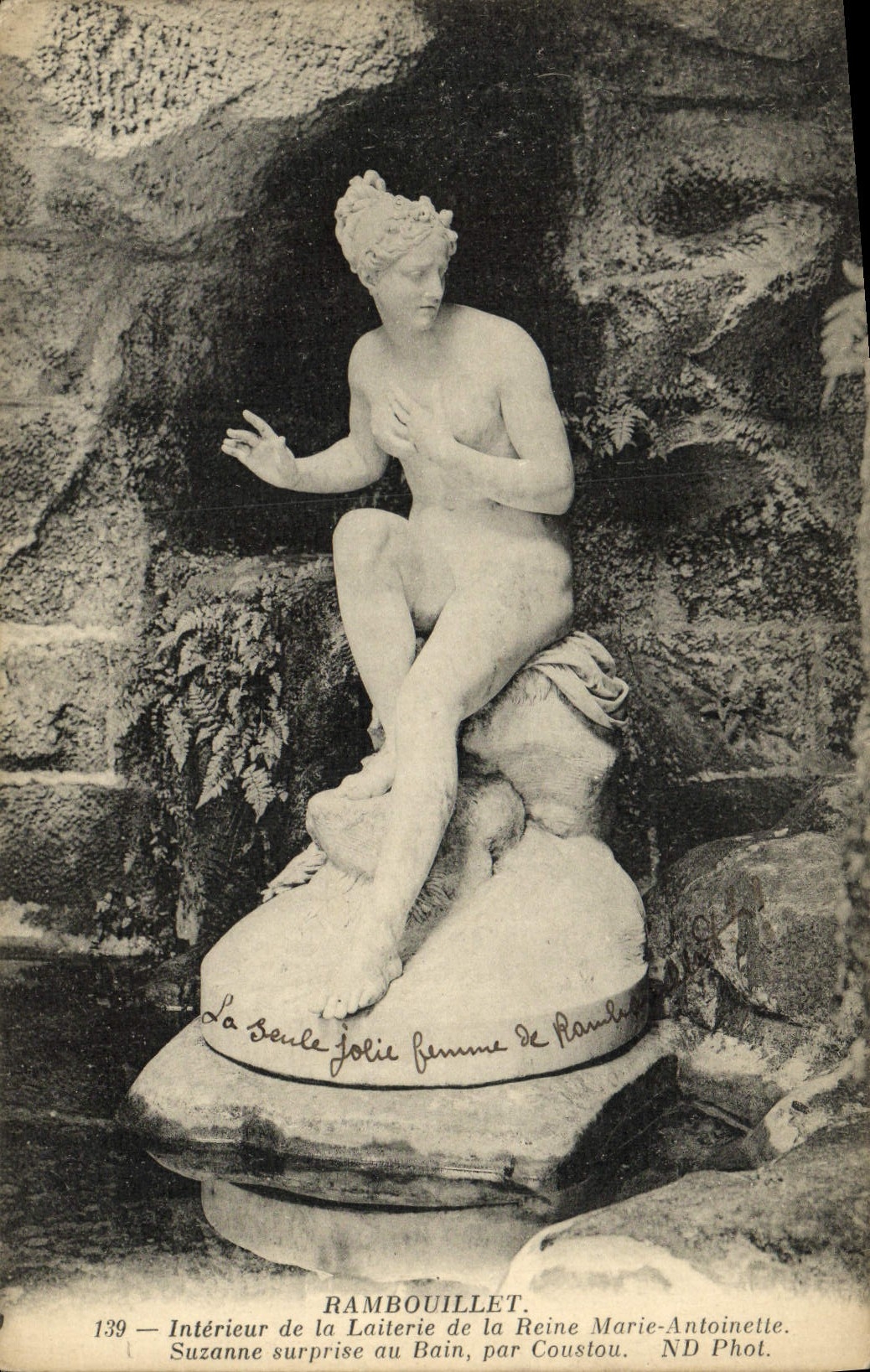Suzanne beim Bad überrascht — Innenraum der Milchstube der Königin Marie-Antoinette — von Coustou. ND Phot. — Rambouillet