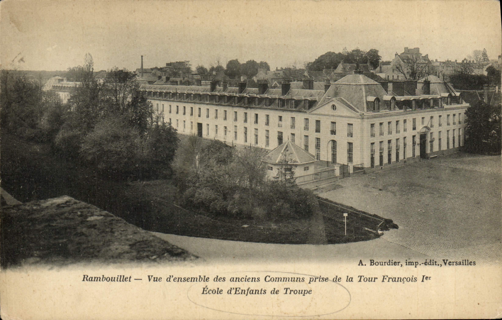Rambouillet — Blick auf die ehemaligen Communs vom Turm François Ier — Schule für Kinder der Truppen — A. Bourdier, Verlag, Versailles