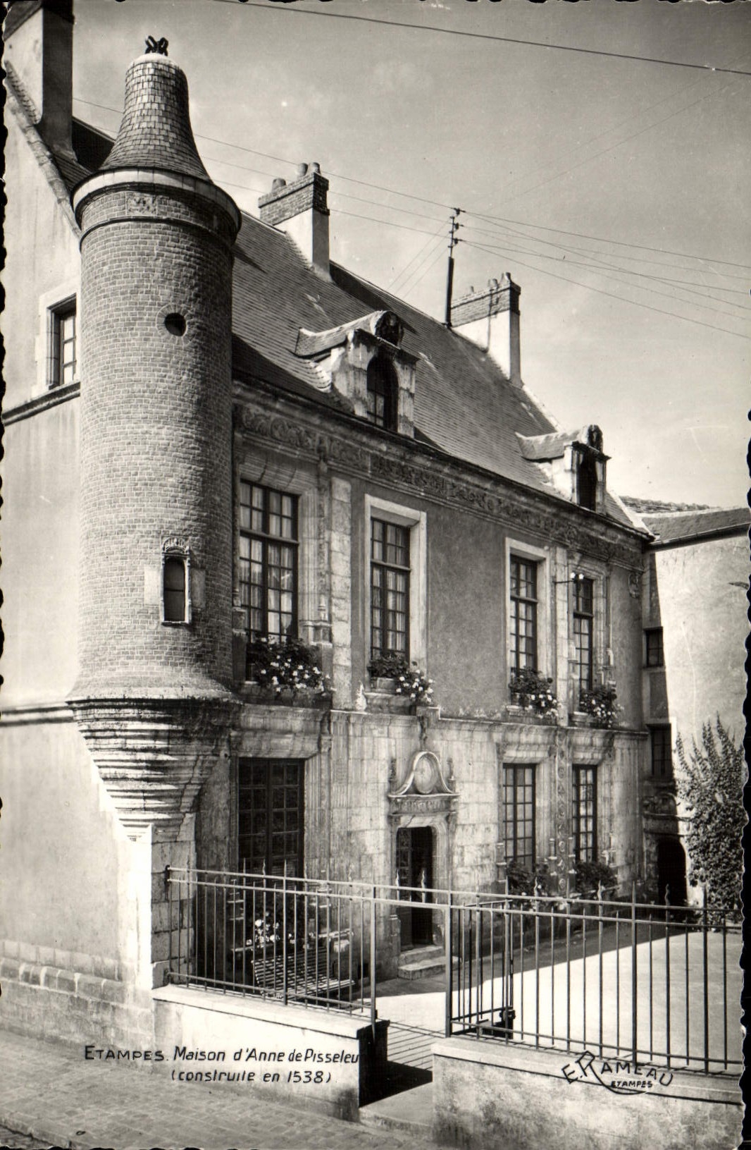 Etampes. Maison d'Anne de Pisseleu (construite en 1538) — E. Rameau, Étampes - Anverso