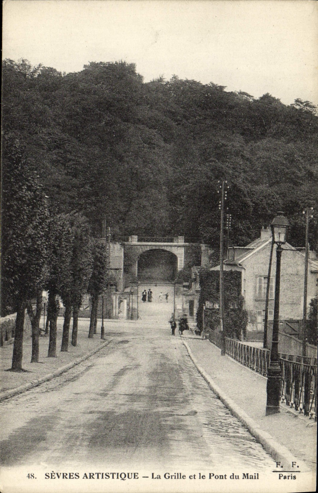 CPA Sevres Artistique La Grille et le Pont du Mail
