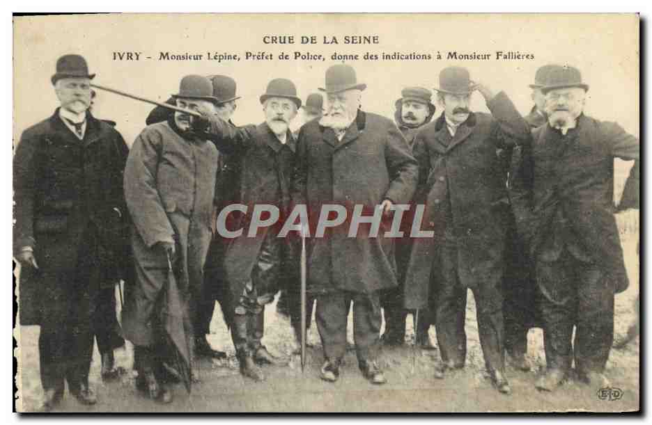 CPA Crue de la Seine Ivry Monsieur Lepine Prefet de Police donne des indications a Monsieur Fallieres Inondations