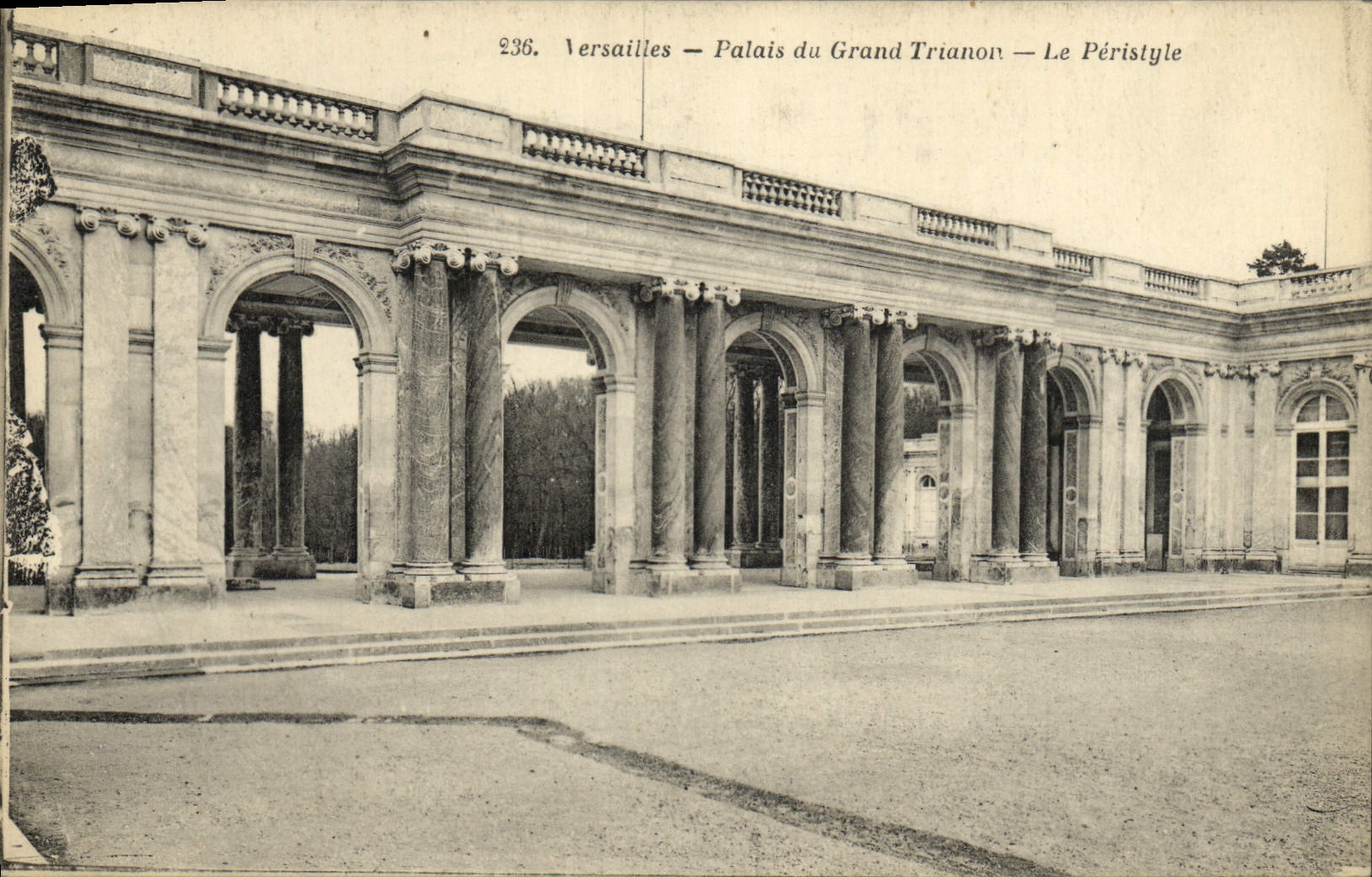 CPA Versailles Palais du Grand Trianon Le Peristyle 