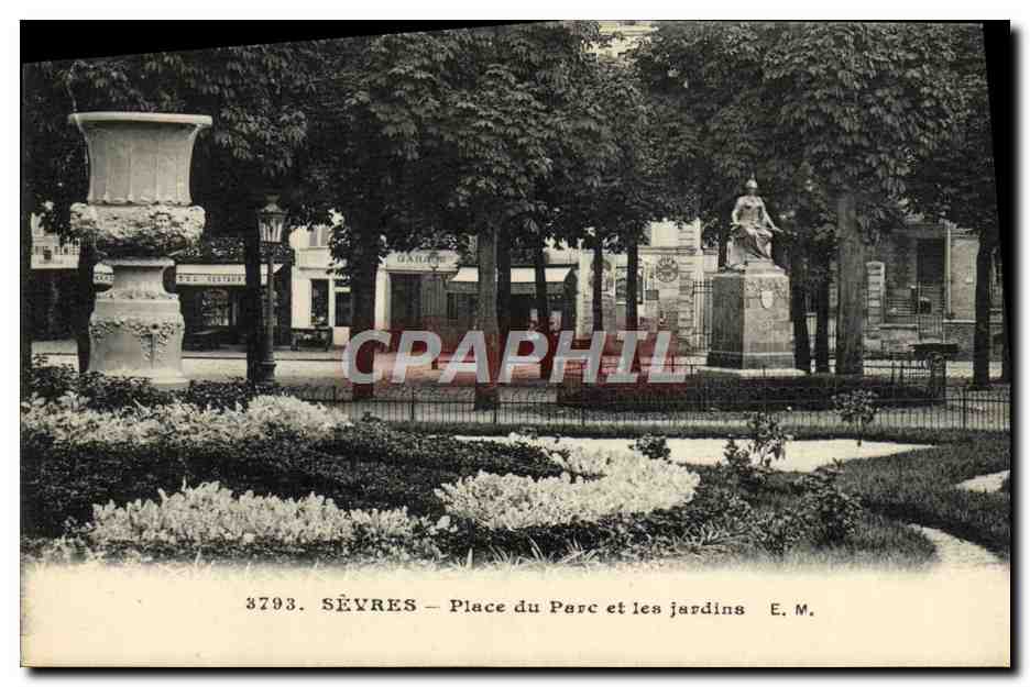 CPA Sevres Place du Parc et les Jardins 