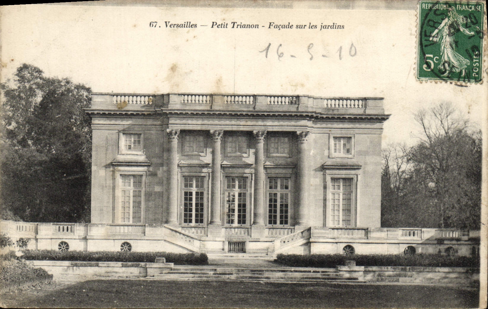 CPA Versailles Petit Trianon Facade sur les Jardins 