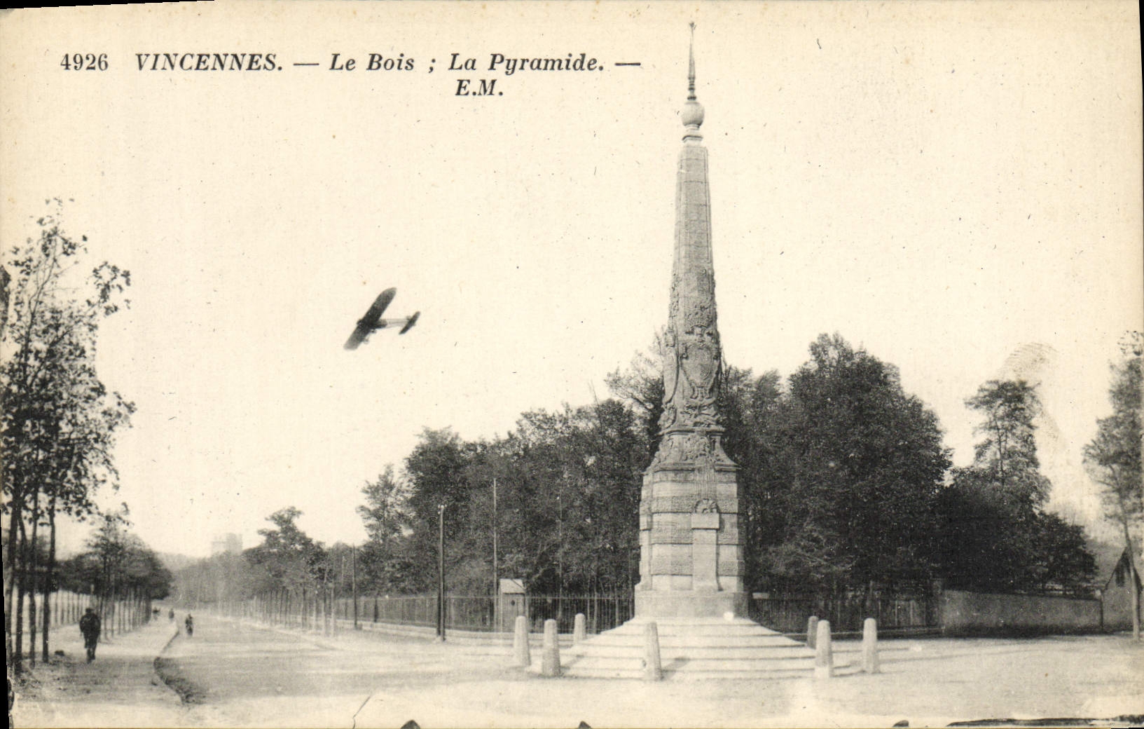 CPA Vincennes Le Bois La Pyramide Avion 