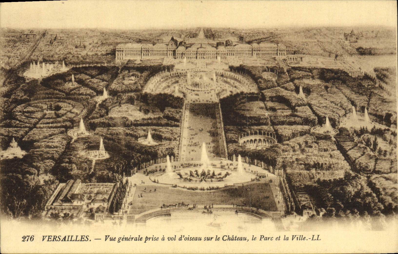 CPA Versailles Vue Generale prise a vol d'oiseau sur le Chateau le Parc et la Ville 