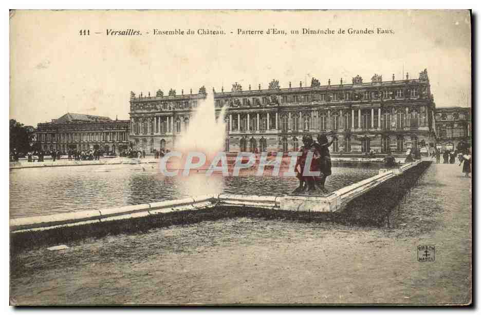 Versailles — Ensemble du Château — Parterre d'Eau, un Dimanche de Grandes Eaux — éditeur M. R. MARECH