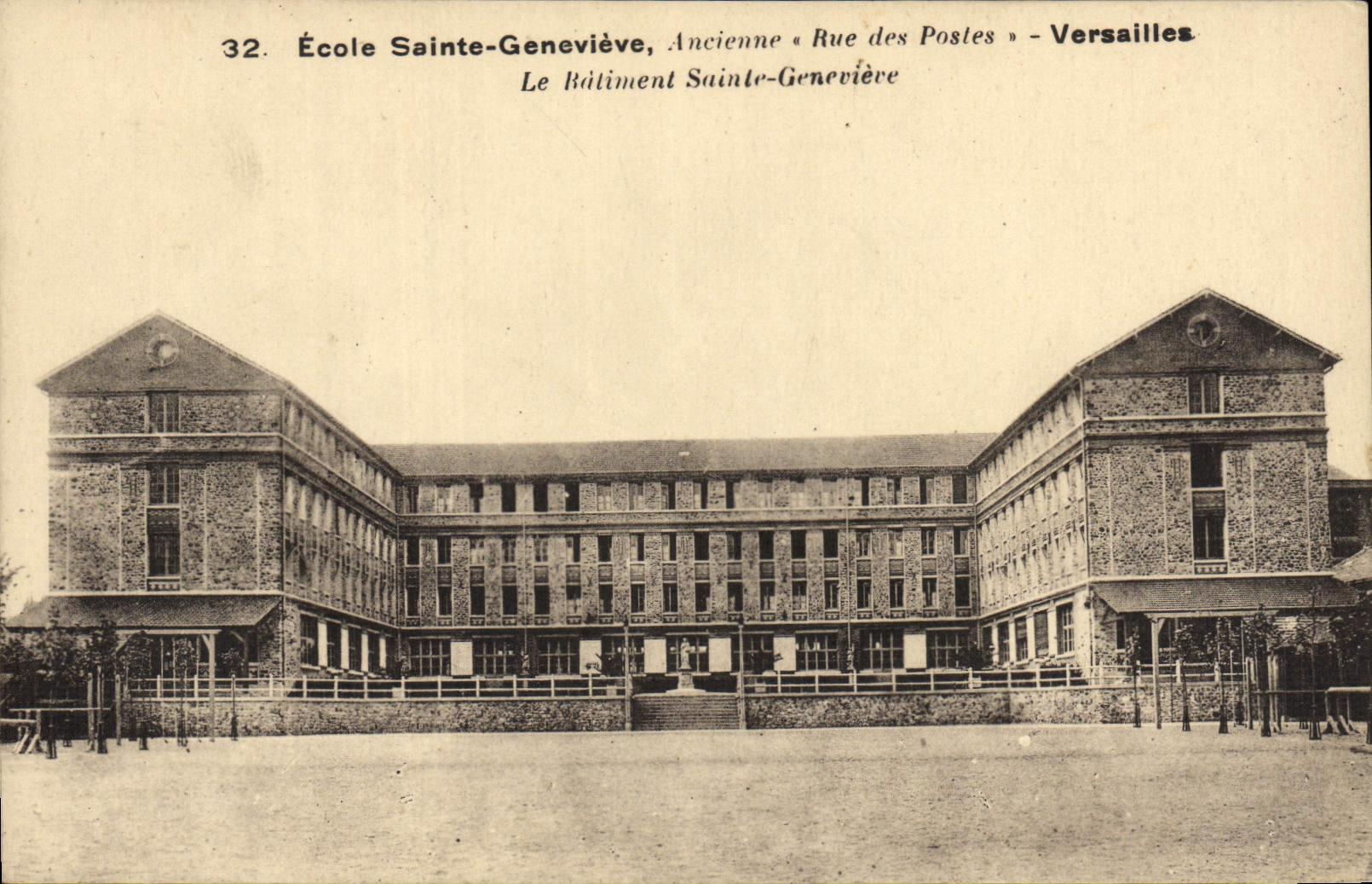 École Sainte-Geneviève, Ancienne « Rue des Postes » - Versailles - Le Bâtiment Sainte-Geneviève
