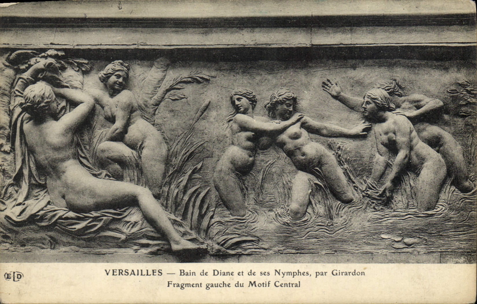 CPA Versailles Bain de Diane et de ses Nymphes par Girardon Fragment gauche du motif central
