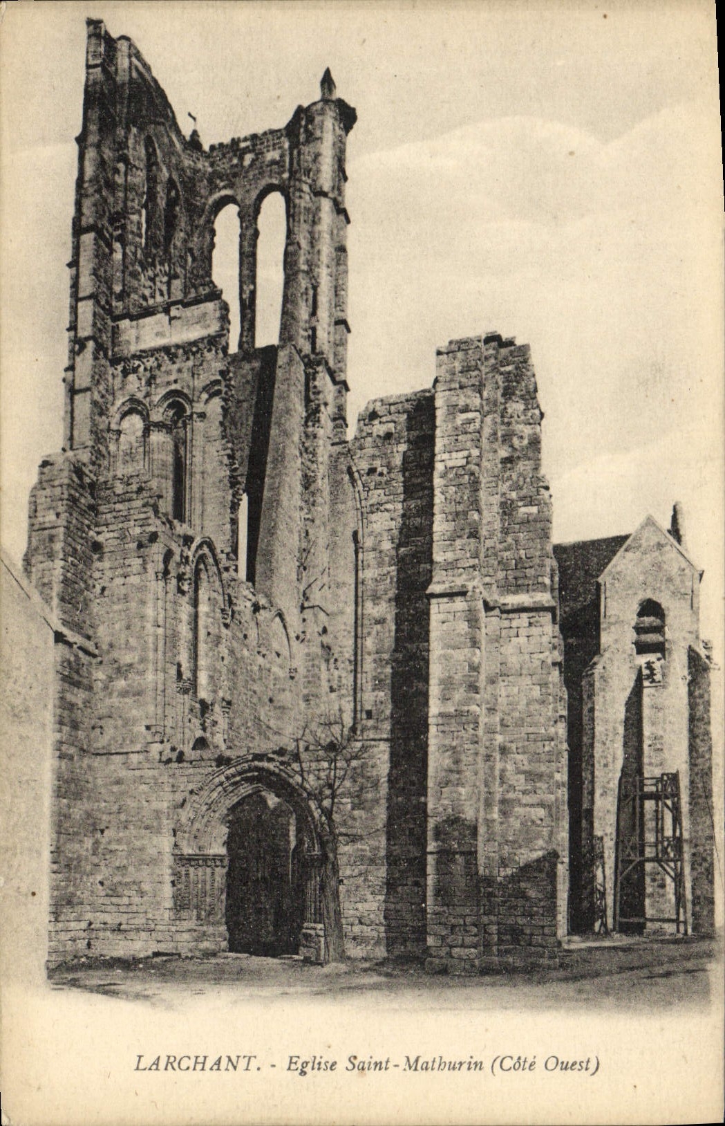 CPA Larchant Eglise Saint Mathurin