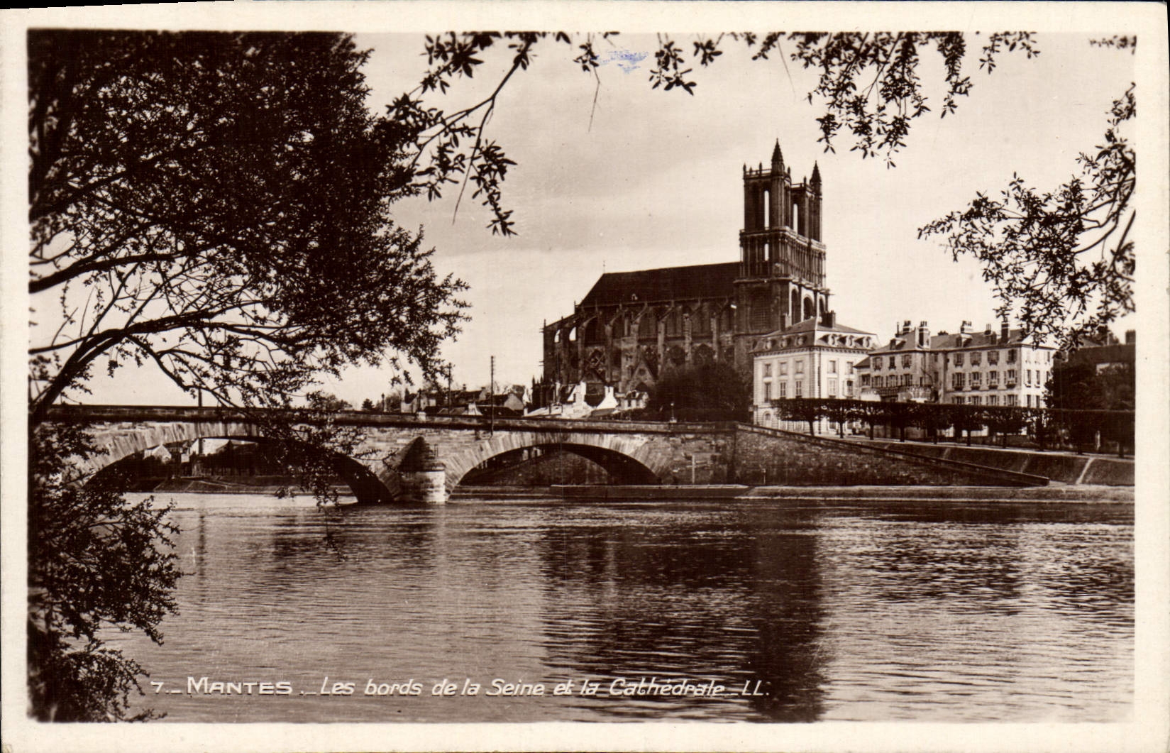 Mantes - Les bords de la Seine et la Cathédrale — J. L. entière, Librairie, Rue Nationale - Mantes.