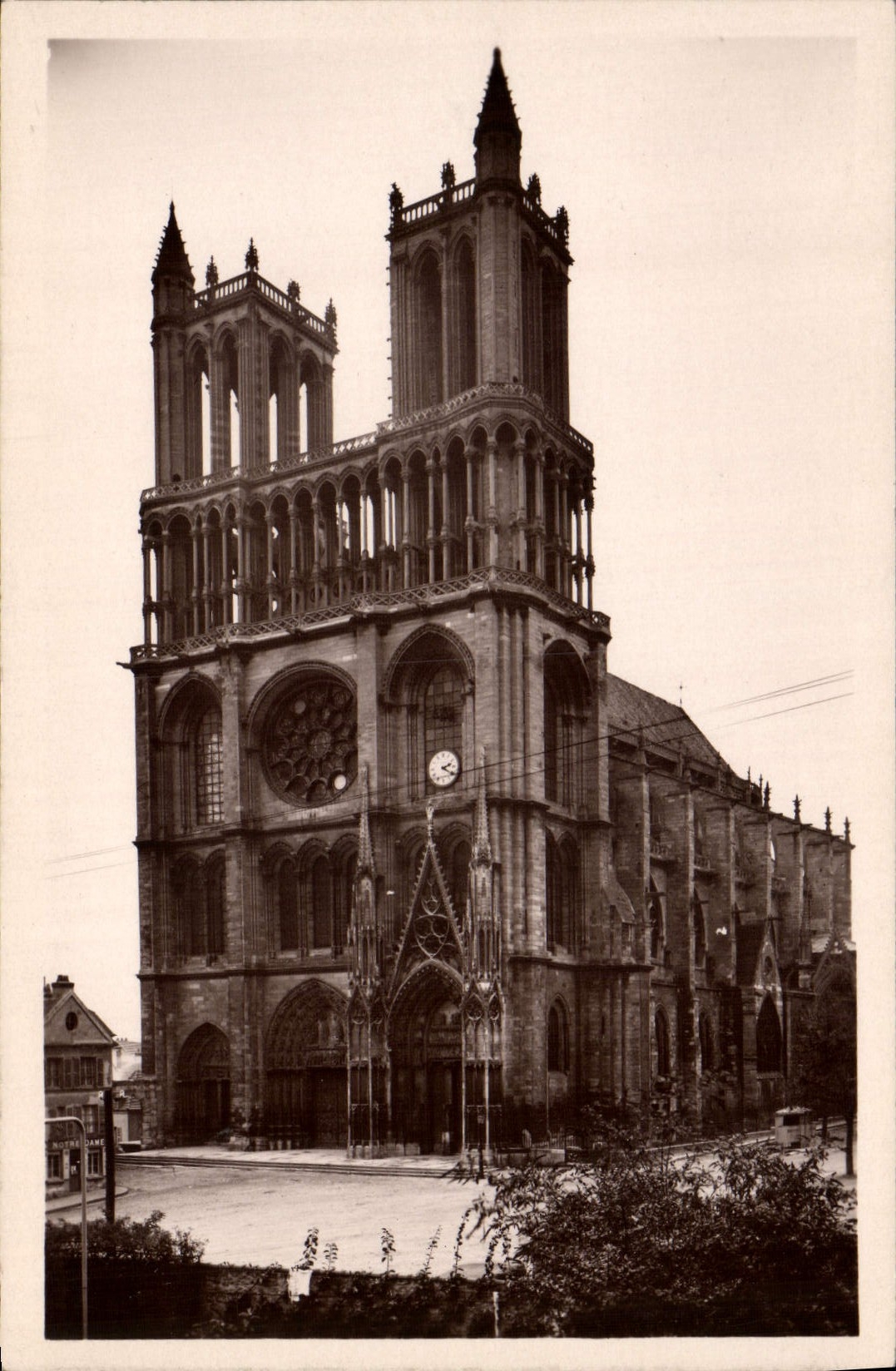 Mantes-Gassicourt — La Cathédrale (vue de côté) — CPAPHIL n°12