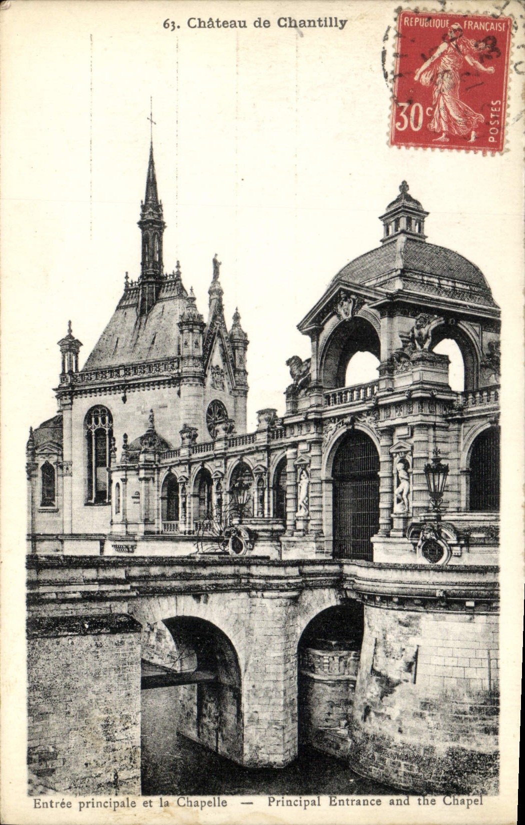 CPA Chateau de Chantilly Entree principale et la chapelle 